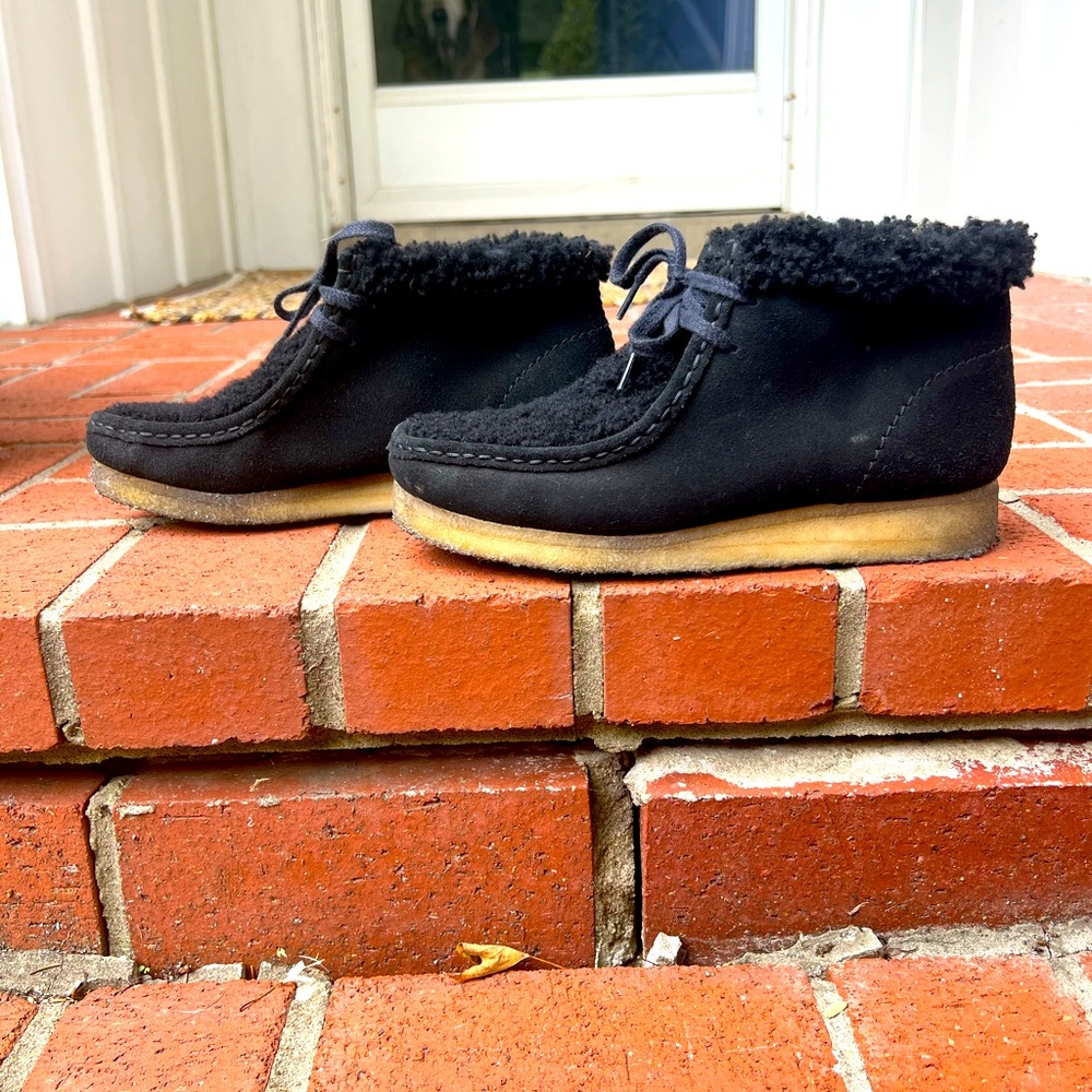 Clarks Originals Black Suede/Shearling Wallabee Boot Women’s size 8
